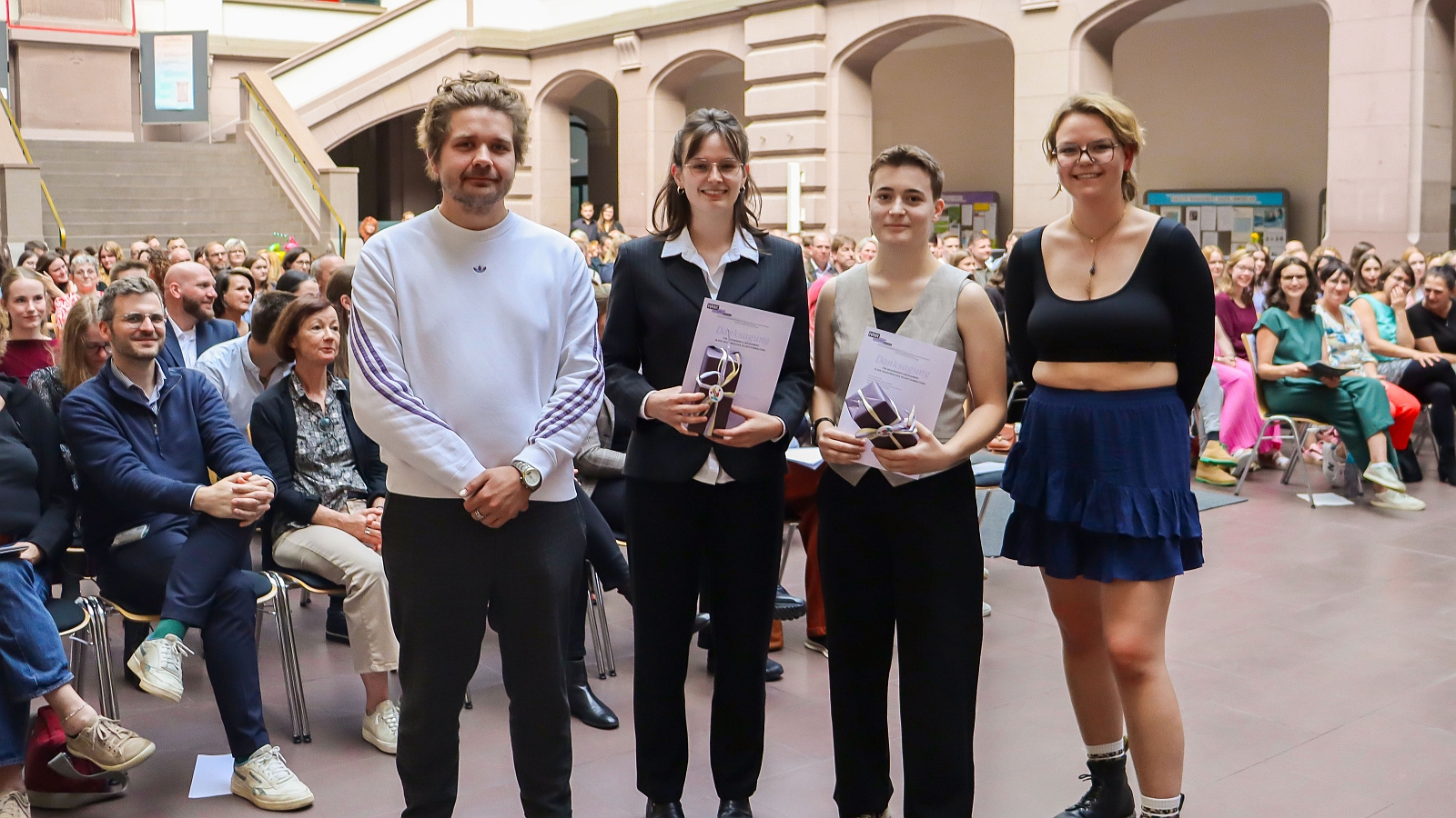 Ausgezeichnetes studentisches Engagement: Julian Tölkes (Fachschaftsrat), Allison Bunzel, Shirin Glaser und Karina Friesen (Fachschaftsrat). Shirin Sophie Glaser ehrte die Fakultät für ihre engagierte Arbeit im Fachschaftsrat, Allison Bunzel für ihr Engagement in der Studienkommission.