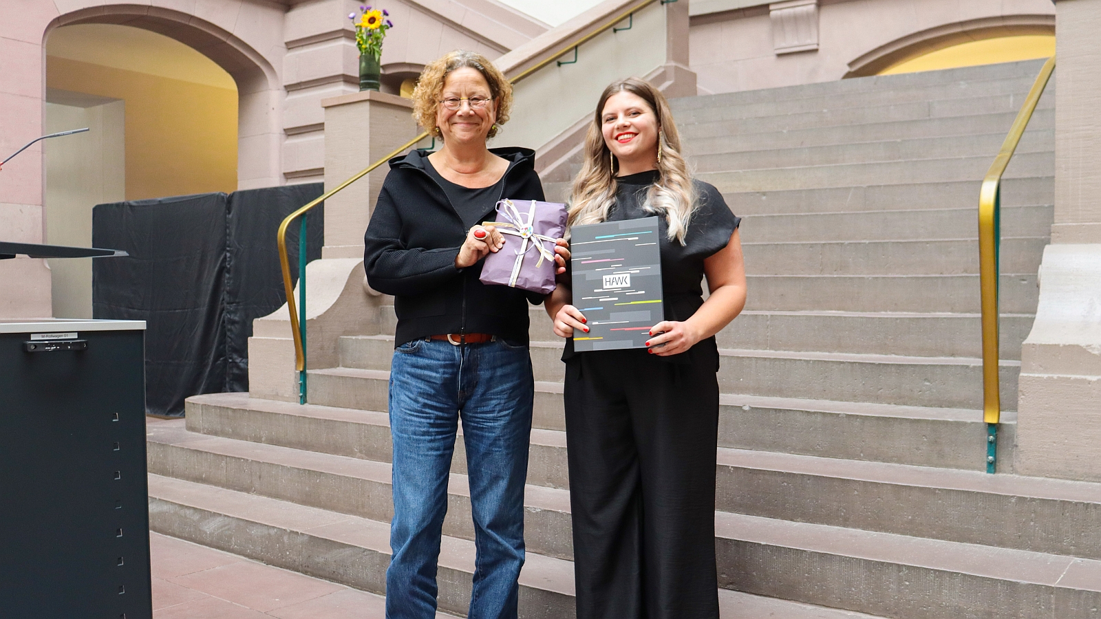 Dekanin Leonie Wagner ehrt Angelina Menzel für die beste Abschlussarbeit.