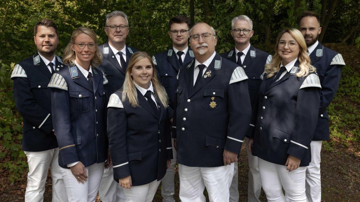 Vorstand: (v.l. hintere Reihe: Mark Niemann, 2. Kassierer, Thomas Warneke, 2. Vorsitzender, Moritz Warneke, Schriftführer, Matthias Lockstedt, Musikalischer Leiter, Kevin Borgolte, Beisitzer, v.l. vordere Reihe: Jessica Ohagen, Beisitzerin, Alicia Borgolte, Jugendleiterin, Hubert Struck, 1. Vorsitzender, Aileen Hesse, 1. Kassiererin). Vorstand: (v.l. hintere Reihe: Mark Niemann, 2. Kassierer, Thomas Warneke, 2. Vorsitzender, Moritz Warneke, Schriftführer, Matthias Lockstedt, Musikalischer Leiter, Kevin Borgolte, Beisitzer, v.l. vordere Reihe: Jessica Ohagen, Beisitzerin, Alicia Borgolte, Jugendleiterin, Hubert Struck, 1. Vorsitzender, Aileen Hesse, 1. Kassiererin).