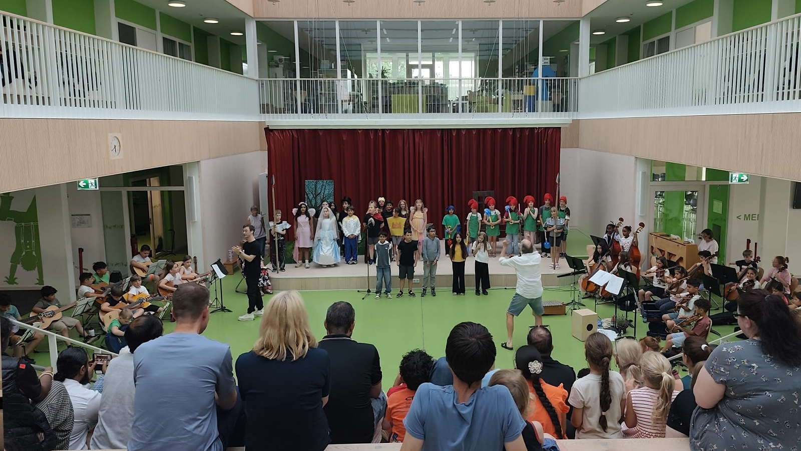 „Schneewittchen“ an der „Astrid-Lindgren-Schule“: Drittklässler begeistern mit großem Theaterprojekt