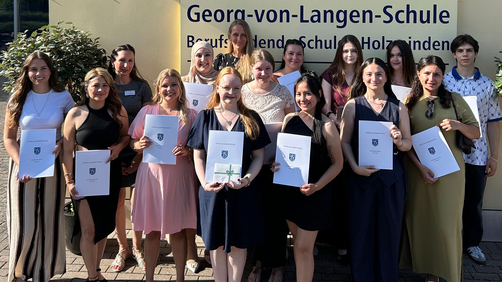 15 Staatlich anerkannte Sozialpädagogische Assistenten mit ihrer Klassenlehrerin Frau StRin Janina Rüdiger. 15 Staatlich anerkannte Sozialpädagogische Assistenten mit ihrer Klassenlehrerin Frau StRin Janina Rüdiger.