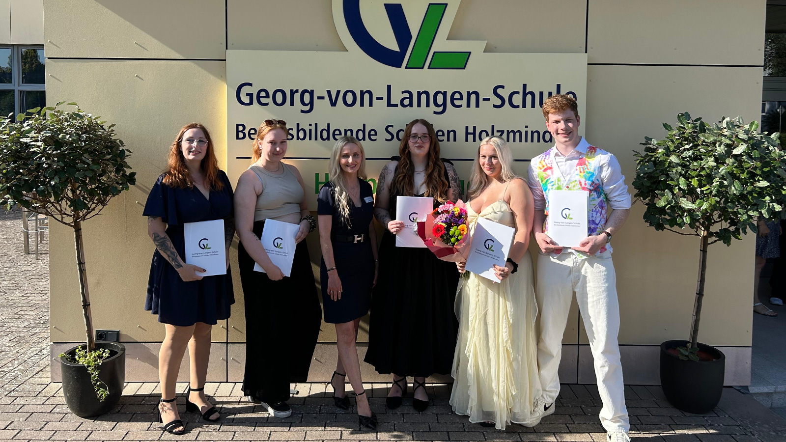 5 Staatlich anerkannte Erzieherinnen und Erzieher der Fachschule Sozialpädagogik (Vollzeit) mit ihrer Klassenlehrerin Frau L. i. A. Jasmin Weil. 5 Staatlich anerkannte Erzieherinnen und Erzieher der Fachschule Sozialpädagogik (Vollzeit) mit ihrer Klassenlehrerin Frau L. i. A. Jasmin Weil.