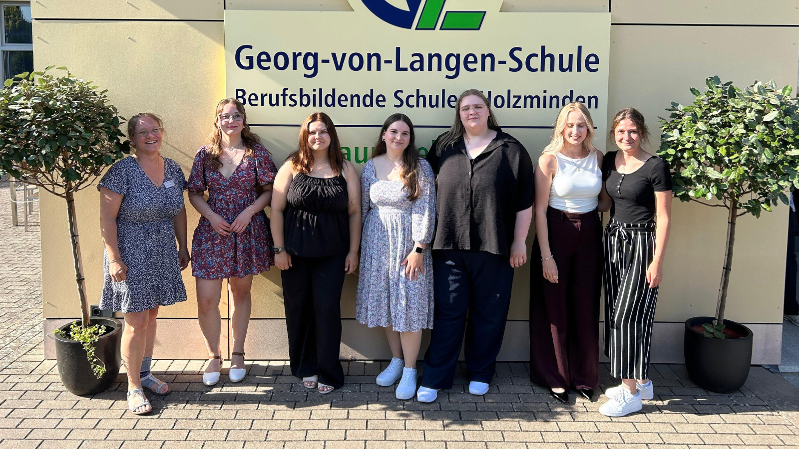 5 Staatlich anerkannte Erzieherinnen und Erzieher der Fachschule Sozialpädagogik (Teilzeit) mit ihrer Klassenlehrerin Frau OStRin Sinja Bohnert-Janus. 5 Staatlich anerkannte Erzieherinnen und Erzieher der Fachschule Sozialpädagogik (Teilzeit) mit ihrer Klassenlehrerin Frau OStRin Sinja Bohnert-Janus.