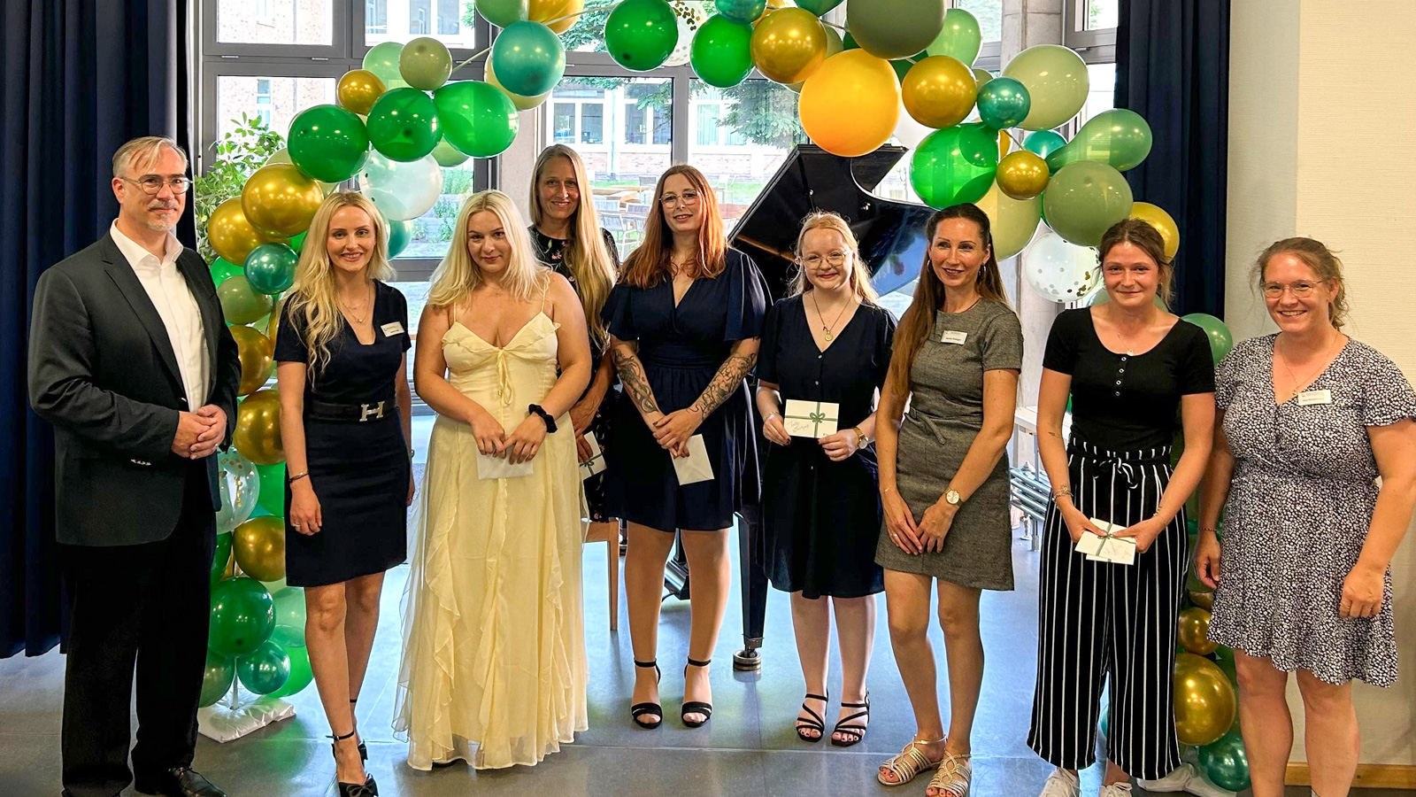 Prämierung der Besten und mit sozialem Engagement in der Ausbildungsklasse zusammen mit den drei Klassenlehrerinnen und dem Stellvertretenden Schulleiter Dr. Thomas Meyer Prämierung der Besten und mit sozialem Engagement in der Ausbildungsklasse zusammen mit den drei Klassenlehrerinnen und dem Stellvertretenden Schulleiter Dr. Thomas Meyer